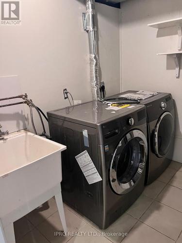 3914 Stardust Drive, Mississauga, ON - Indoor Photo Showing Laundry Room