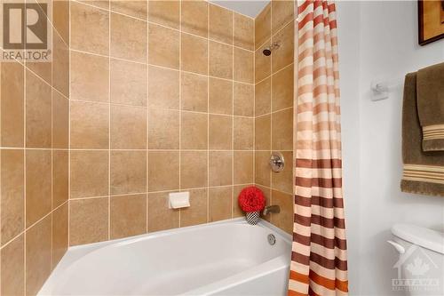 Main Bathroom (3-piece) with tub - 223 Kennevale Drive, Ottawa, ON - Indoor Photo Showing Bathroom