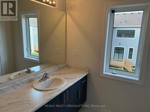 19 Tamworth Terrace, Barrie, ON - Indoor Photo Showing Bathroom