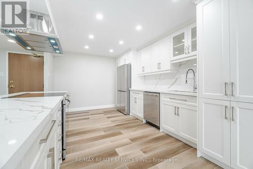 912 - 330 Mill Street S, Brampton, ON - Indoor Photo Showing Kitchen