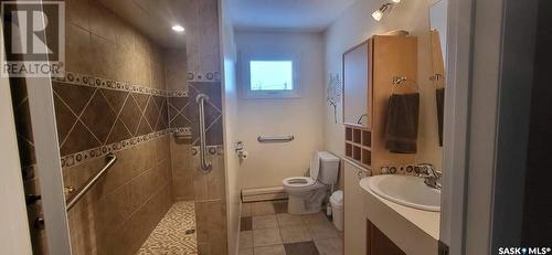 608 Boscurvis Avenue, Oxbow, SK - Indoor Photo Showing Bathroom