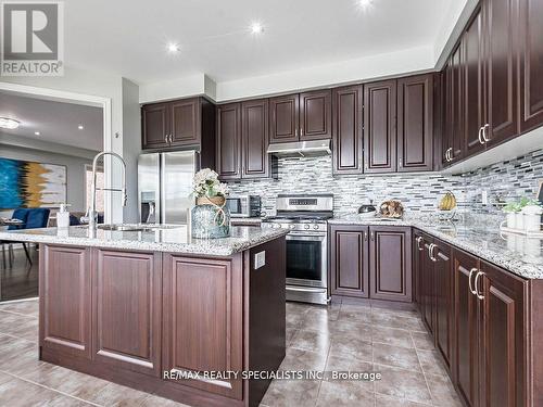 26 Lloyd Crescent, Brampton, ON - Indoor Photo Showing Kitchen With Upgraded Kitchen