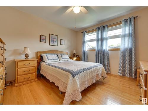 5336 111 Av Nw Nw, Edmonton, AB - Indoor Photo Showing Bedroom