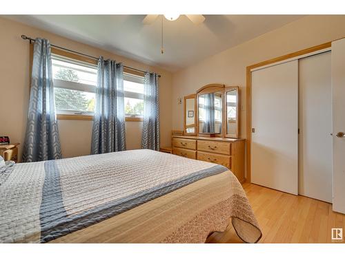 5336 111 Av Nw Nw, Edmonton, AB - Indoor Photo Showing Bedroom