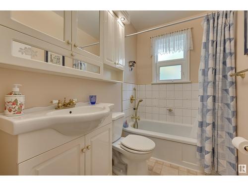 5336 111 Av Nw Nw, Edmonton, AB - Indoor Photo Showing Bathroom