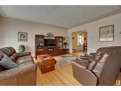 5336 111 Av Nw Nw, Edmonton, AB - Indoor Photo Showing Living Room