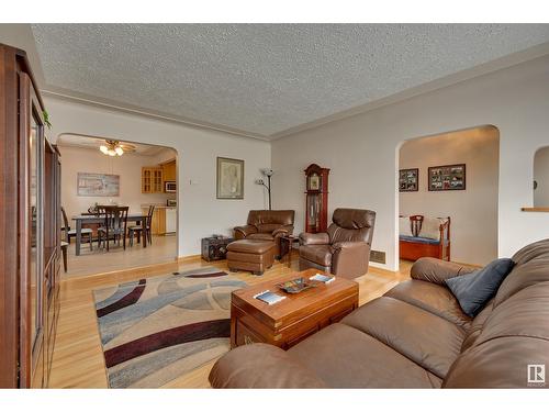 5336 111 Av Nw Nw, Edmonton, AB - Indoor Photo Showing Living Room