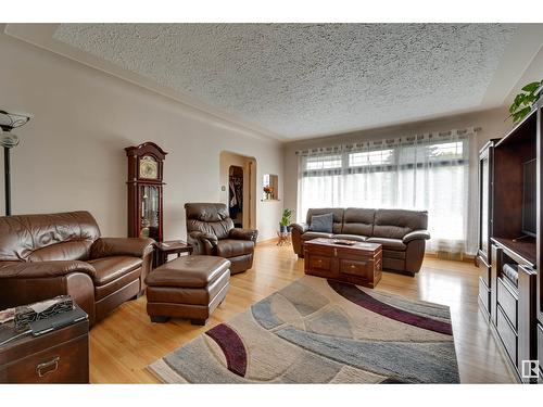 5336 111 Av Nw Nw, Edmonton, AB - Indoor Photo Showing Living Room