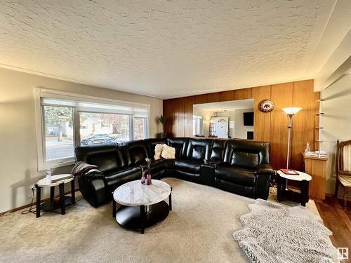 13232 63 St Nw, Edmonton, AB - Indoor Photo Showing Living Room