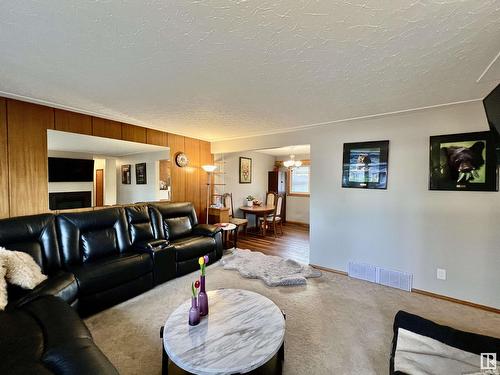 13232 63 St Nw, Edmonton, AB - Indoor Photo Showing Living Room