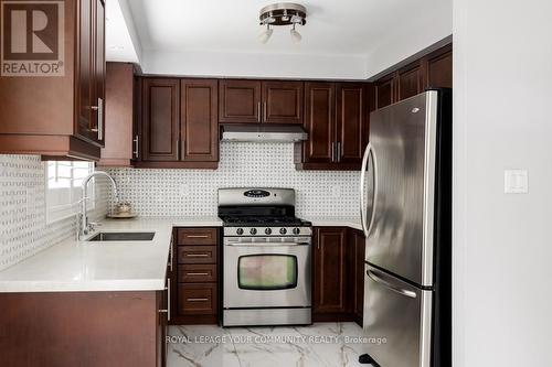 35 Rosario Drive, Vaughan, ON - Indoor Photo Showing Kitchen