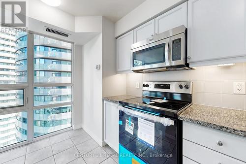 2706 - 19 Grand Trunk Crescent, Toronto, ON - Indoor Photo Showing Kitchen