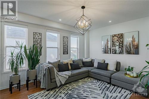 310 Wallaceburg Court, Ottawa, ON - Indoor Photo Showing Living Room