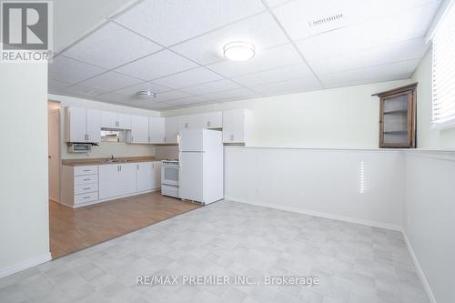 22 Bristow Court, Barrie, ON - Indoor Photo Showing Kitchen