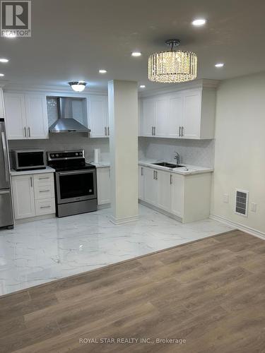 31 Hallaran Road, Oakville, ON - Indoor Photo Showing Kitchen