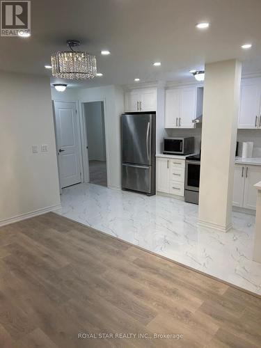 31 Hallaran Road, Oakville, ON - Indoor Photo Showing Kitchen