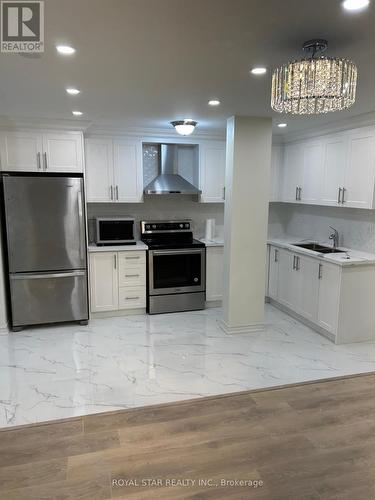 31 Hallaran Road, Oakville, ON - Indoor Photo Showing Kitchen