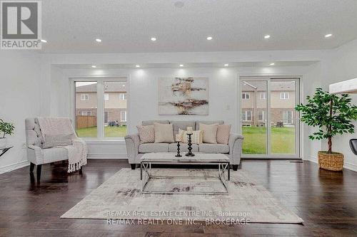 99 Bethune Avenue, Hamilton, ON - Indoor Photo Showing Living Room