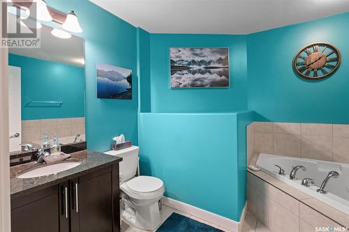 710 Rosewood Boulevard W, Saskatoon, SK - Indoor Photo Showing Bathroom