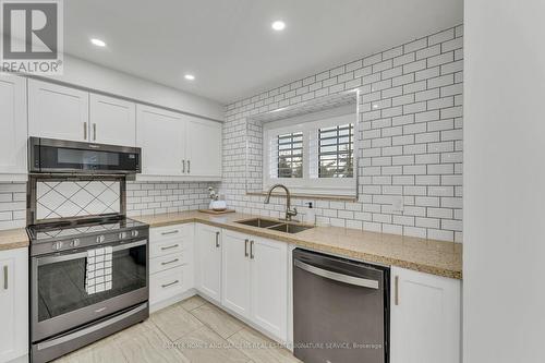 26 - 6060 Snowy Owl Crescent, Mississauga, ON - Indoor Photo Showing Kitchen With Double Sink With Upgraded Kitchen