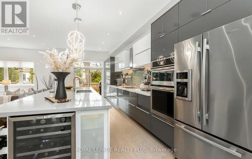 16B Benson Avenue, Mississauga, ON - Indoor Photo Showing Kitchen With Upgraded Kitchen