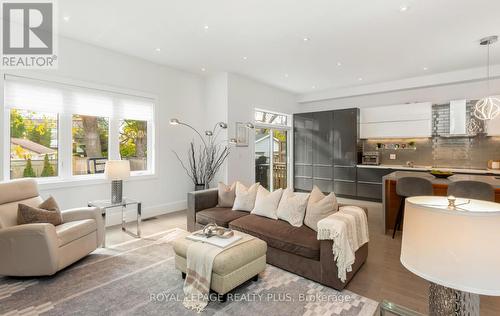 16B Benson Avenue, Mississauga, ON - Indoor Photo Showing Living Room