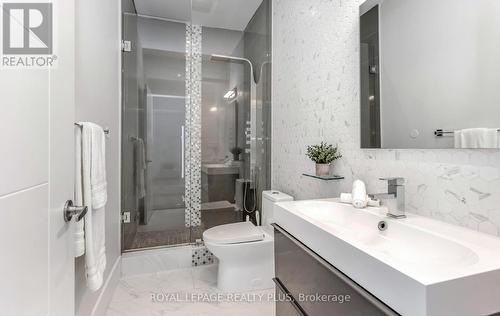 16B Benson Avenue, Mississauga, ON - Indoor Photo Showing Bathroom