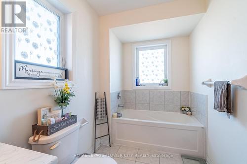 240 Palmer Lane, Woodstock, ON - Indoor Photo Showing Bathroom