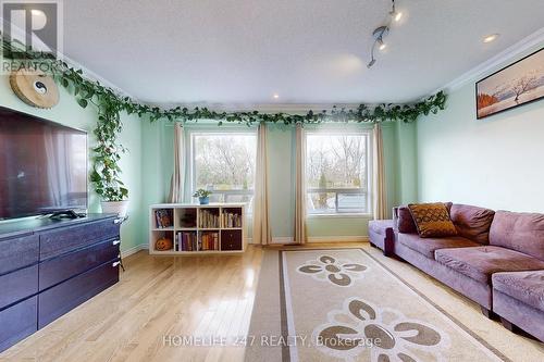 82 Conn Smythe Drive, Toronto, ON - Indoor Photo Showing Living Room