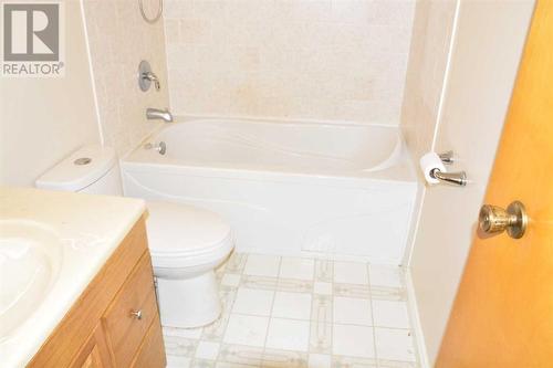 9606 80 Avenue, Peace River, AB - Indoor Photo Showing Bathroom