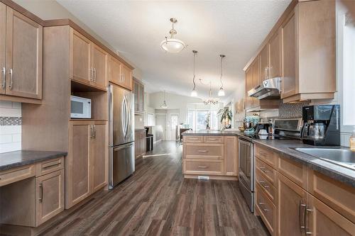 984 Charleswood Road, Winnipeg, MB - Indoor Photo Showing Kitchen