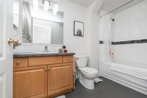 984 Charleswood Road, Winnipeg, MB - Indoor Photo Showing Bathroom