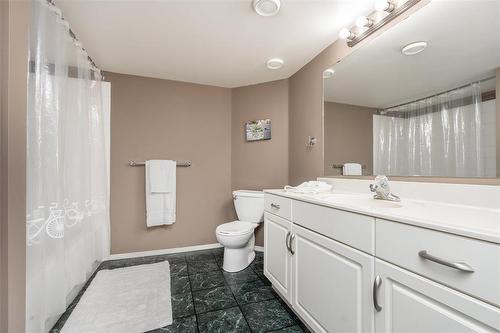 984 Charleswood Road, Winnipeg, MB - Indoor Photo Showing Bathroom