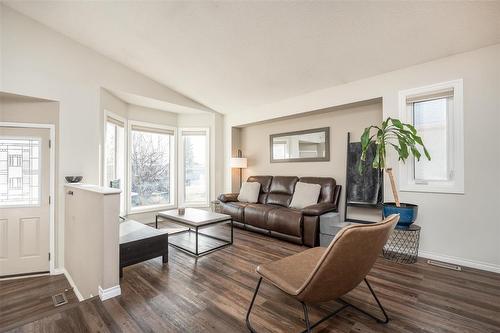 984 Charleswood Road, Winnipeg, MB - Indoor Photo Showing Living Room