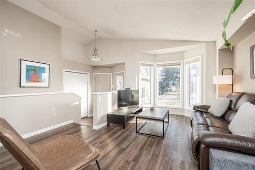 984 Charleswood Road, Winnipeg, MB - Indoor Photo Showing Living Room