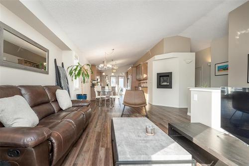 984 Charleswood Road, Winnipeg, MB - Indoor Photo Showing Living Room