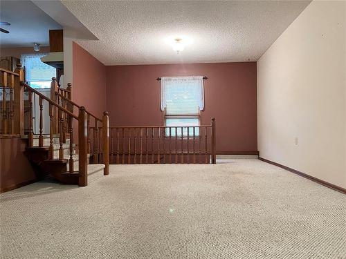 110 2Nd Street, Lavenham, MB - Indoor Photo Showing Other Room