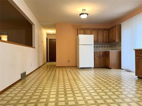 110 2Nd Street, Lavenham, MB - Indoor Photo Showing Kitchen