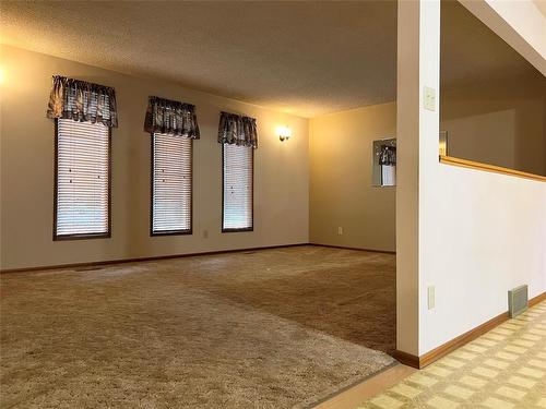 110 2Nd Street, Lavenham, MB - Indoor Photo Showing Other Room