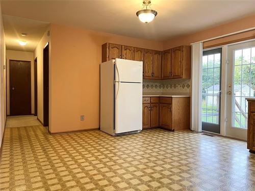 110 2Nd Street, Lavenham, MB - Indoor Photo Showing Kitchen