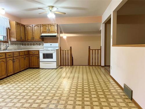 110 2Nd Street, Lavenham, MB - Indoor Photo Showing Kitchen