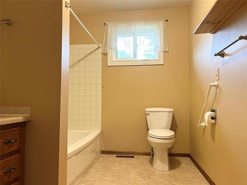 110 2Nd Street, Lavenham, MB - Indoor Photo Showing Bathroom