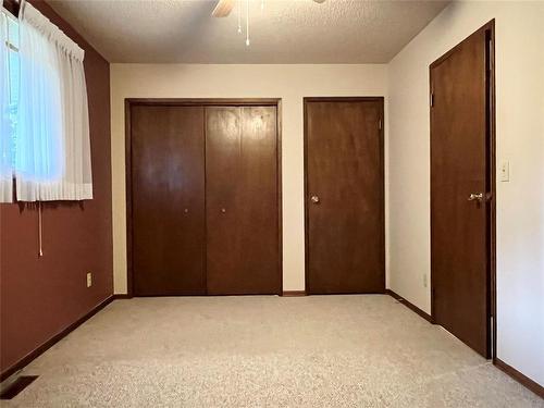 110 2Nd Street, Lavenham, MB - Indoor Photo Showing Other Room