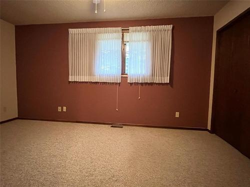 110 2Nd Street, Lavenham, MB - Indoor Photo Showing Other Room