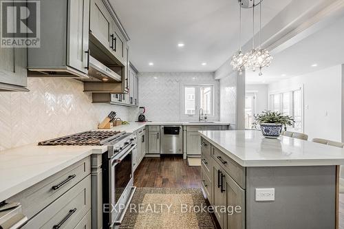 1517 Highbrook Avenue, Mississauga, ON - Indoor Photo Showing Kitchen With Upgraded Kitchen