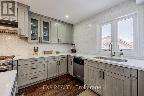 1517 Highbrook Avenue, Mississauga, ON - Indoor Photo Showing Kitchen With Upgraded Kitchen