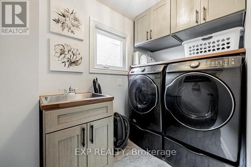 1517 Highbrook Avenue, Mississauga, ON - Indoor Photo Showing Laundry Room