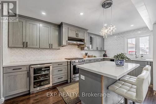 1517 Highbrook Avenue, Mississauga, ON - Indoor Photo Showing Kitchen With Upgraded Kitchen