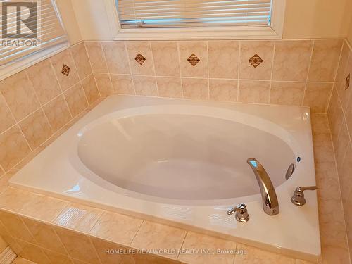 90 Rougeview Park Crescent, Markham, ON - Indoor Photo Showing Bathroom