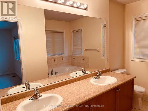 90 Rougeview Park Crescent, Markham, ON - Indoor Photo Showing Bathroom